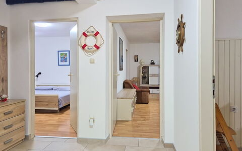 Robi 1: Möbel, Interior Design, Flooring, Fussboden, Tabelle, Holz, Decke, Stuhl, Zimmer, Couch