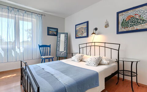 Nina: Bett, Möbel, Interior Design, Schlafzimmer, Bedding, Bettdecke, Wand, Fussboden, Flooring, Zimmer