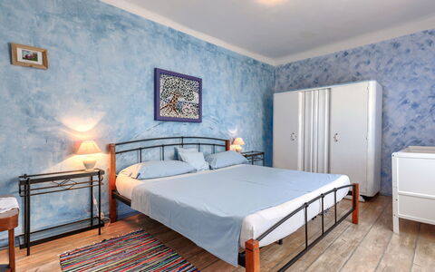 Helena: Möbel, Bett, Schlafzimmer, Interior Design, Flooring, Fussboden, Bettdecke, Bedding, Holz, Zimmer
