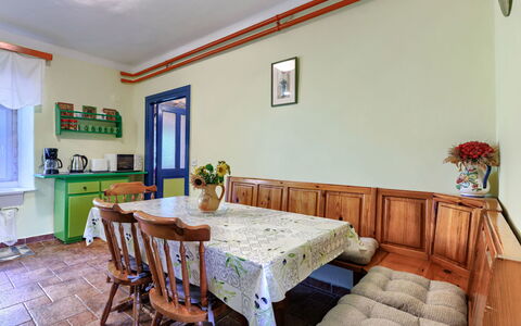 Helena: Möbel, Interior Design, Holz, Flooring, Decke, Fussboden, Tabelle, Zimmer, Beleuchtung, Esszimmer