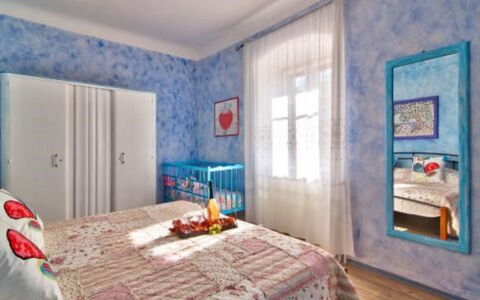 Helena: Möbel, Interior Design, Flooring, Fussboden, Tabelle, Holz, Decke, Stuhl, Zimmer, Couch