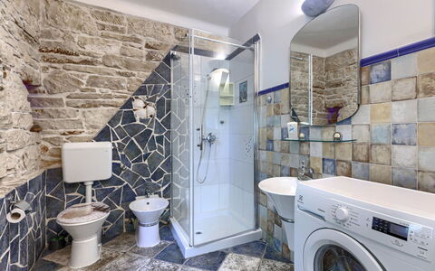 Helena: Wand, Flooring, Interior Design, Armatur, Fussboden, Fliese, Badezimmer, Installation, Zapfhahn, Decke