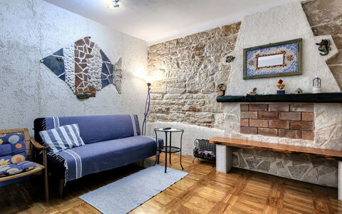 Helena: Möbel, Flooring, Wand, Fussboden, Interior Design, Holz, Beleuchtung, Decke, Zimmer, Wohnzimmer