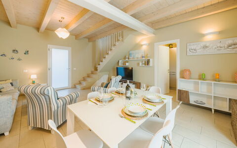 Casa delle Rondini: Möbel, Interior Design, Flooring, Fussboden, Tabelle, Holz, Decke, Stuhl, Zimmer, Couch