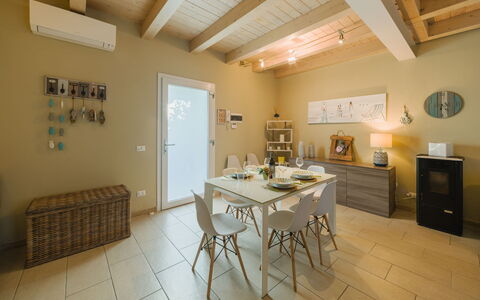Casa delle Rondini: Möbel, Interior Design, Flooring, Fussboden, Tabelle, Holz, Decke, Stuhl, Zimmer, Couch