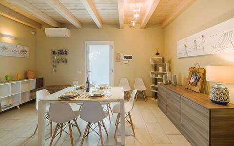 Casa delle Rondini: Möbel, Interior Design, Flooring, Fussboden, Tabelle, Holz, Decke, Stuhl, Zimmer, Couch
