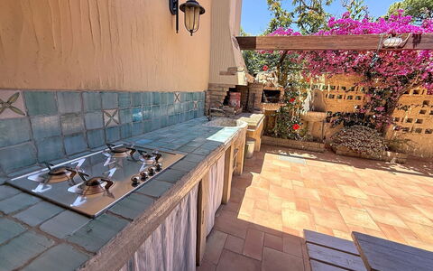 Villa Siria: Möbel, Interior Design, Flooring, Fussboden, Tabelle, Holz, Decke, Stuhl, Zimmer, Couch