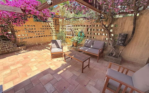 Villa Siria: Möbel, Interior Design, Flooring, Fussboden, Tabelle, Holz, Decke, Stuhl, Zimmer, Couch