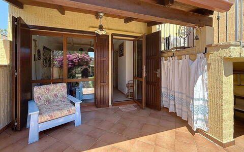 Villa Siria: Möbel, Interior Design, Flooring, Fussboden, Tabelle, Holz, Decke, Stuhl, Zimmer, Couch