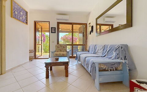 Villa Siria: Möbel, Interior Design, Flooring, Fussboden, Tabelle, Holz, Decke, Stuhl, Zimmer, Couch