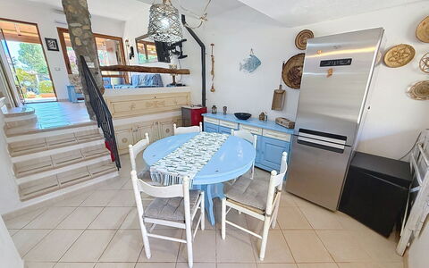 Villa Siria: Möbel, Interior Design, Flooring, Fussboden, Tabelle, Holz, Decke, Stuhl, Zimmer, Couch
