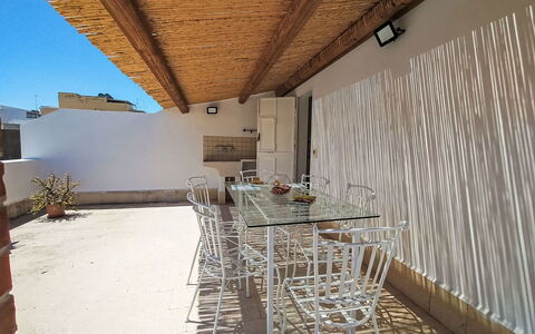 Dimora Avola Centro: Möbel, Interior Design, Flooring, Fussboden, Tabelle, Holz, Decke, Stuhl, Zimmer, Couch