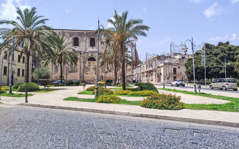 Dimora Avola Centro: Baum, Familienauto, Stadtplatz, \Arkade