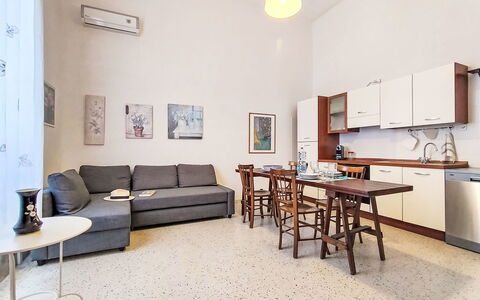 Dimora Avola Centro: Möbel, Interior Design, Flooring, Fussboden, Tabelle, Holz, Decke, Stuhl, Zimmer, Couch