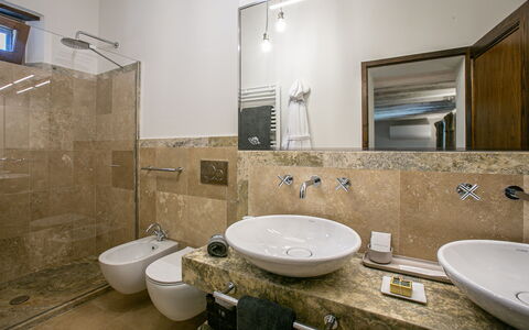 Borgo San Polino: Bad Sink, Flooring, Armatur, Interior Design, Badezimmer, Sinken, Fussboden, Zapfhahn, Spiegel, Installation