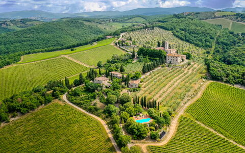 Borgo San Polino: Vogelperspektive, Landschaft, Plantage, Landwirtschaft, Bergstation, Luftaufnahmen, Feld, Dorf, Bauernhof, Landscaping