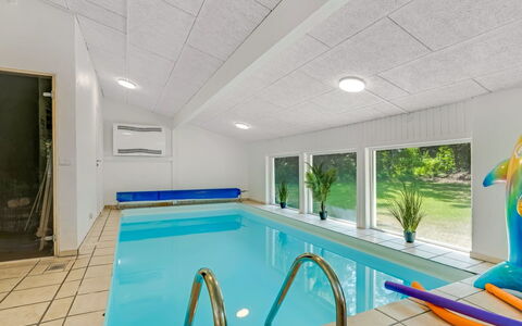 Anemette - 900M from the Sea: Flooring, Decke, Fussboden, Interior Design, Schwimmbad, Light Fixture, Design, Hotel, Resort, Fliese