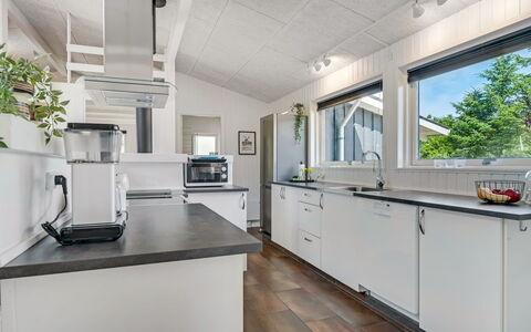 Anemette - 900M from the Sea: Küche, Holz, Countertop, Major Appliance, Decke, Interior Design, Küchengerät, Flooring, Haushaltsgerät, Fussboden
