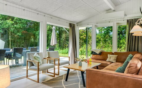 Anemette - 900M from the Sea: Möbel, Interior Design, Flooring, Holz, Couch, Fussboden, Wohnzimmer, Decke, Holzboden, Zuhause