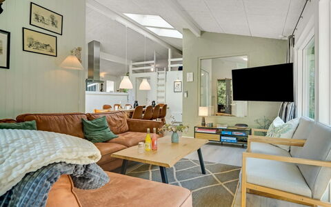 Anemette - 900M from the Sea: Möbel, Interior Design, Couch, Flooring, Wohnzimmer, Holz, Decke, Fussboden, Zimmer