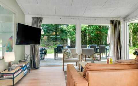 Anemette - 900M from the Sea: Möbel, Interior Design, Flooring, Couch, Fussboden, Holz, Decke, Wohnzimmer, Stuhl, Zuhause
