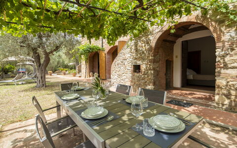 Casale delle Lupe, Campiglia Marittima: Wand, Bogen, Backstein, Hazienda, Garten, Schatten, Hof, Garten, Hinterhof, Landscaping