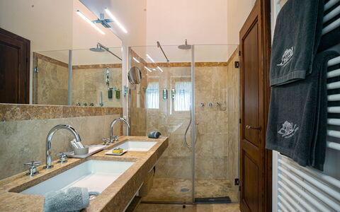 Casa Faraona: Bad Sink, Armatur, Badezimmer, Sinken, Flooring, Holz, Interior Design, Fussboden, Zapfhahn, Installation