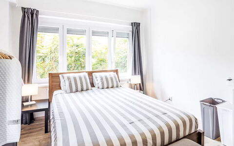 Prague Castle Oasis: Möbel, Bett, Interior Design, Schlafzimmer, Bedding, Bettdecke, Holz, Linens, Fussboden, Flooring