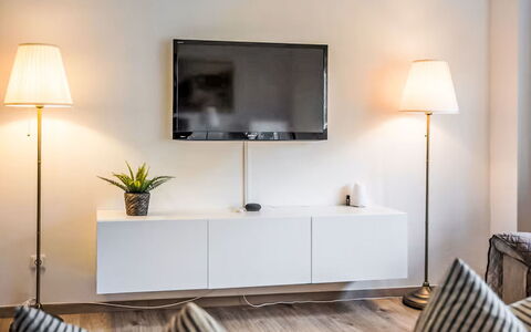 Prague Castle Oasis: Fernsehen, Fernsehgerät, Elektronisches Gerät, Möbel, Interior Design, Wohnzimmer, Beleuchtung