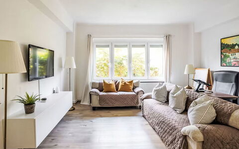 Prague Castle Oasis: Möbel, Interior Design, Couch, Flooring, Wand, Fussboden, Zimmer, Wohnzimmer, Holz, Decke
