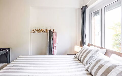 Prague Castle Oasis: Möbel, Interior Design, Bett, Schlafzimmer, Bettdecke, Bedding, Holz, Linens, Flooring, Zimmer