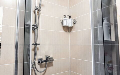 Prague Castle Oasis: Badezimmer, Armatur, Flooring, Duschkopf, Interior Design, Dusche, Fussboden, Installation, Brausenstange, Fliese