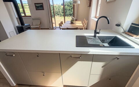 Horní Líšnice: Küche, Flooring, Countertop, Fussboden, Cabinetry, Spüle, Sinken, Armatur, Interior Design, Zapfhahn
