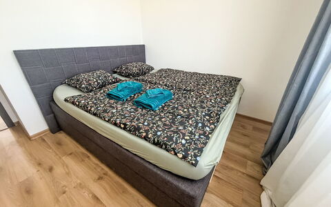 Horní Líšnice: Flooring, Schlafzimmer, Fussboden, Bett, Linens, Zimmer, Bedding, Bettrahmen, Holzboden, Bettdecke