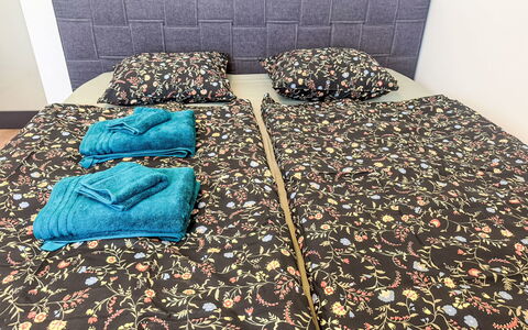 Horní Líšnice: Schlafzimmer, Linens, Bett, Textil, Bedding, Bettdecke, Flooring, Fussboden, Bettrahmen, Möbel