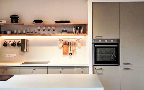 Horní Líšnice: Interior Design, Küche, Möbel, Holz, Countertop, Light Fixture, Decke, Küchengerät, Beleuchtung, Flooring