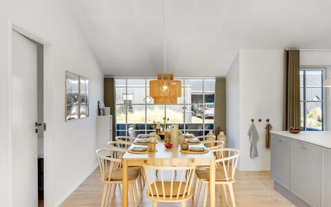 Karoliina - 500M from the Sea: Möbel, Flooring, Interior Design, Holz, Esszimmer, Küche & Esszimmer Tisch, Fussboden, Decke, Tabelle, Stuhl