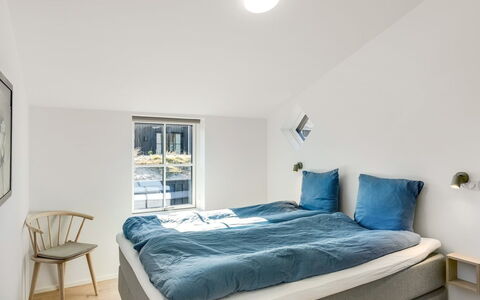 Karoliina - 500M from the Sea: Holz, Flooring, Fussboden, Interior Design, Schlafzimmer, Zimmer, Decke, Bedding, Hartholz, Bett