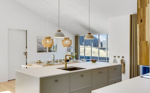 Karoliina - 500M from the Sea: Küche, Interior Design, Countertop, Light Fixture, Möbel, Decke, Flooring, Cabinetry, Küchengerät, Beleuchtung