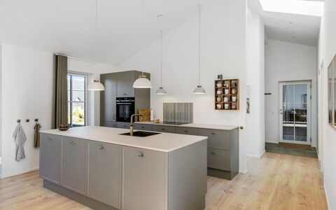 Karoliina - 500M from the Sea: Küche, Flooring, Interior Design, Countertop, Decke, Cabinetry, Holz, Fussboden, Küchengerät, Light Fixture