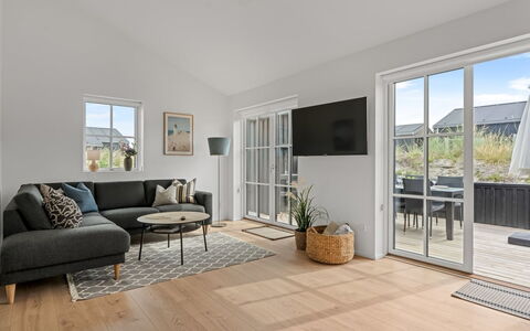 Karoliina - 500M from the Sea: Flooring, Holzboden, Holz, Fussboden, Interior Design, Laminatboden, Zuhause, Hartholz, Couch, Wohnzimmer