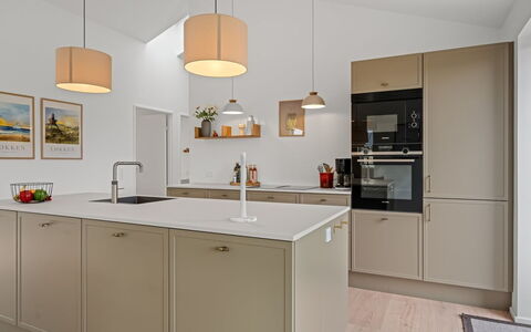 Karoliina - 500M from the Sea: Küche, Countertop, Interior Design, Cabinetry, Flooring, Küchengerät, Holz, Decke, Möbel, Light Fixture