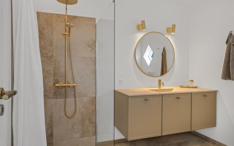 Karoliina - 500M from the Sea: Armatur, Flooring, Fussboden, Interior Design, Spiegel, Installation, Badezimmer, Light Fixture, Badezimmerschrank, Zapfhahn