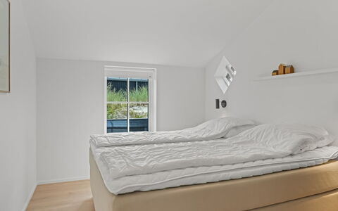 Karoliina - 500M from the Sea: Holz, Flooring, Fussboden, Schlafzimmer, Bett, Linens, Bedding, Wohnung, Bettrahmen, Holzboden