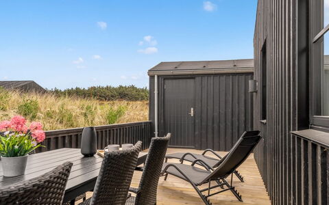 Karoliina - 500M from the Sea: Holz, Hartholz, Holzbeize, Deck, Planke, Schatten, Design, Daylighting, Balkon, Holzboden