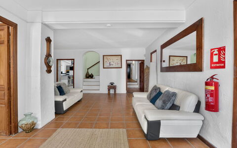 La Buena Vida: Möbel, Interior Design, Flooring, Fussboden, Couch, Holz, Decke, Zimmer, Wohnzimmer, Tabelle
