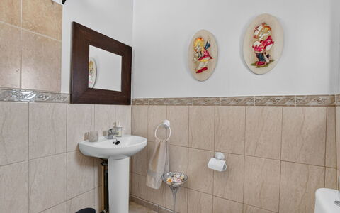 La Buena Vida: Armatur, Flooring, Fussboden, Badezimmer, Interior Design, Sinken, Installation, Zapfhahn, Bad Sink, Toilleten Sitz