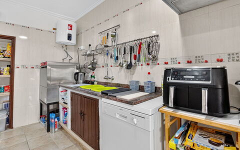 La Buena Vida: Küche, Major Appliance, Küchengerät, Flooring, Interior Design, Countertop, Fussboden, Beleuchtung, Haushaltsgerät, Zimmer