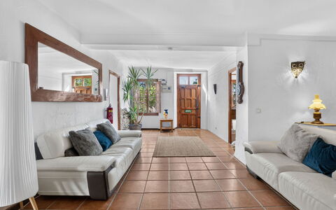 La Buena Vida: Möbel, Flooring, Fussboden, Interior Design, Couch, Holz, Decke, Wohnzimmer, Zimmer, Tabelle