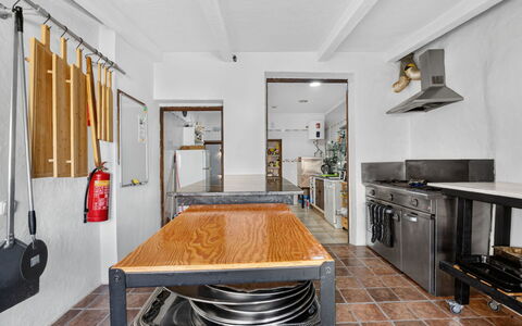 La Buena Vida: Flooring, Holz, Möbel, Decke, Fussboden, Interior Design, Küche, Beleuchtung, Major Appliance, Countertop